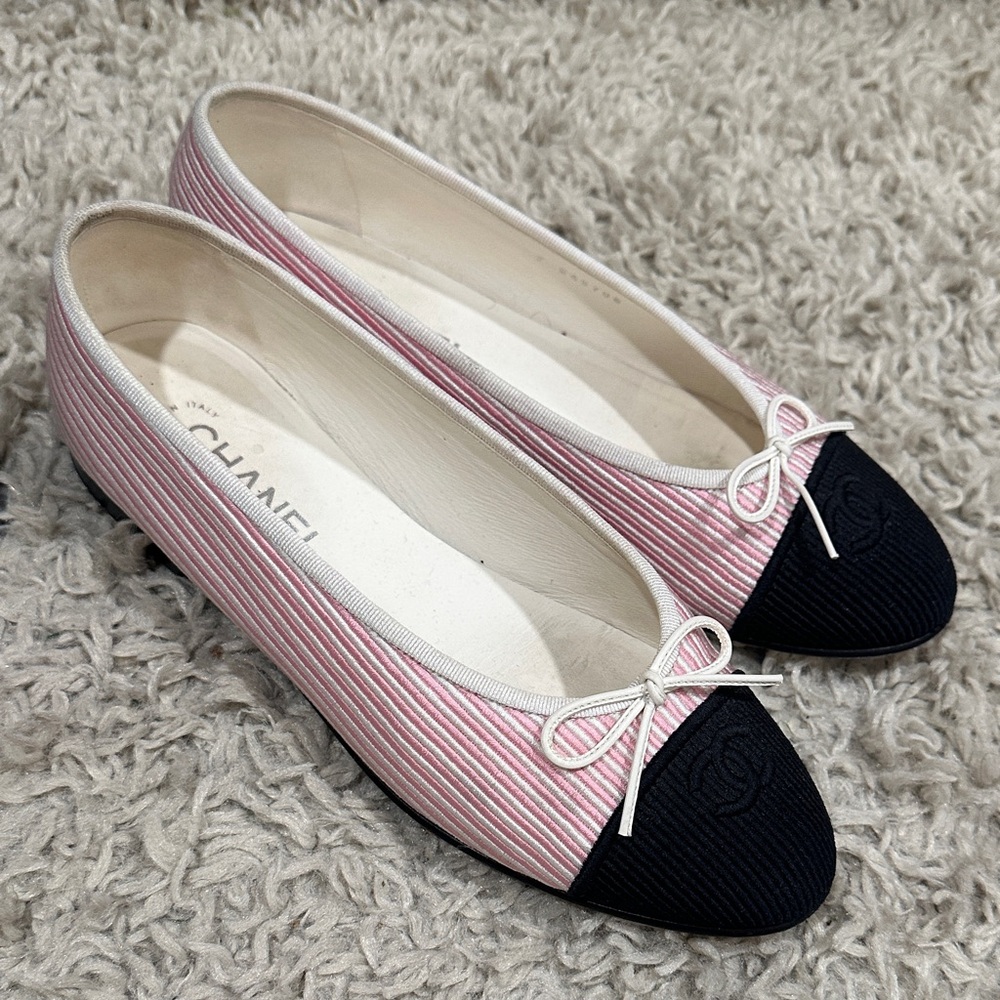 CHANEL Pink & Black Ribbed Bow Ballet Flats - Picture 2 of 7